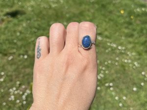 Anillo de lapislázuli con textura