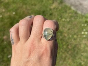 Anillo de Prehnita con textura