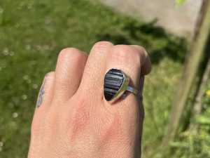 Anillo de Turmalina negra con textura lágrima
