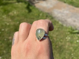 Anillo de Prehnita con textura línea