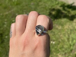 Anillo de Turmalina negra con textura