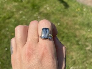 Anillo de Pietersita con textura cuadrado