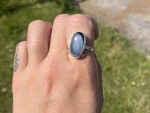 Anillo de Pietersita con textura ovalado