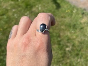 Anillo de Pietersita con textura lágrima