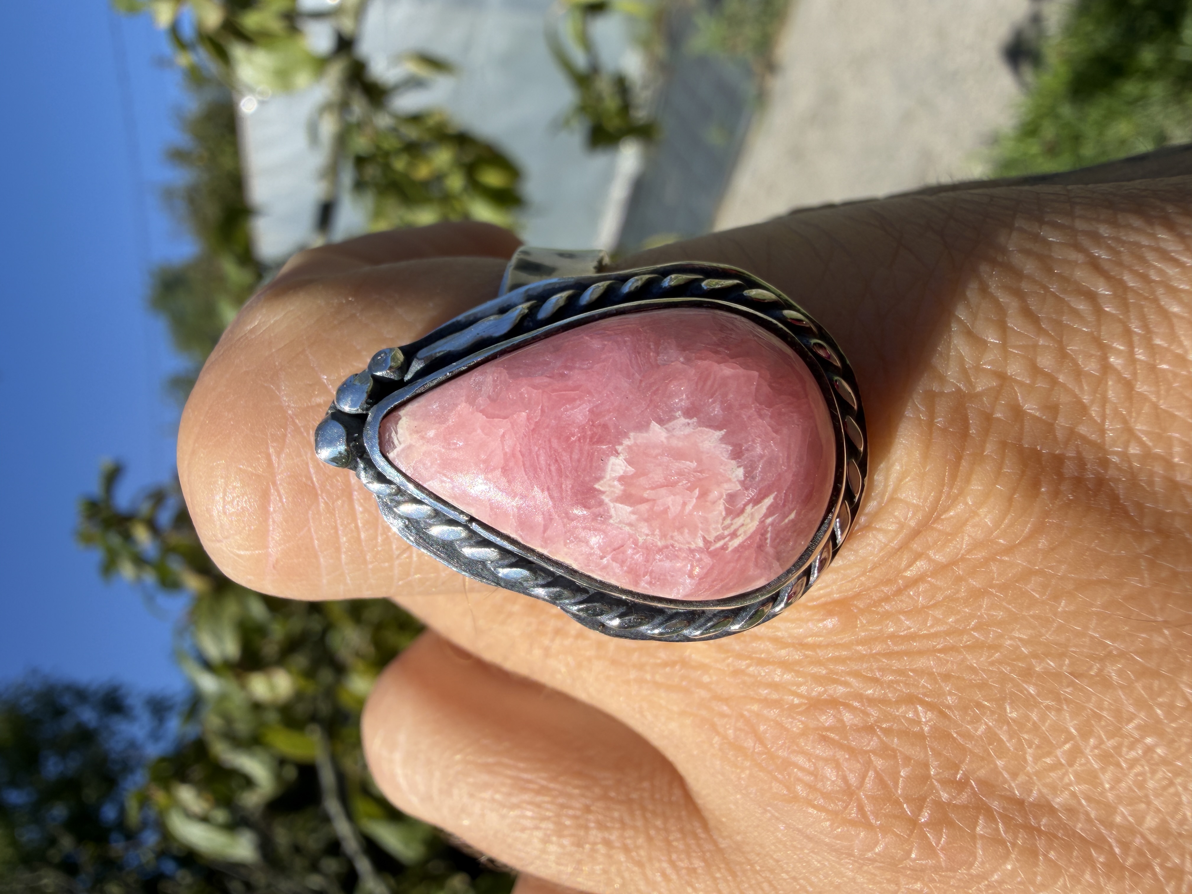 Anillo de rodocrosita lágrima